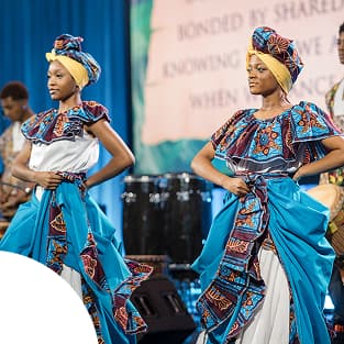 Deux danseuses se produisent sur scène devant un public lors du NBCS 2025